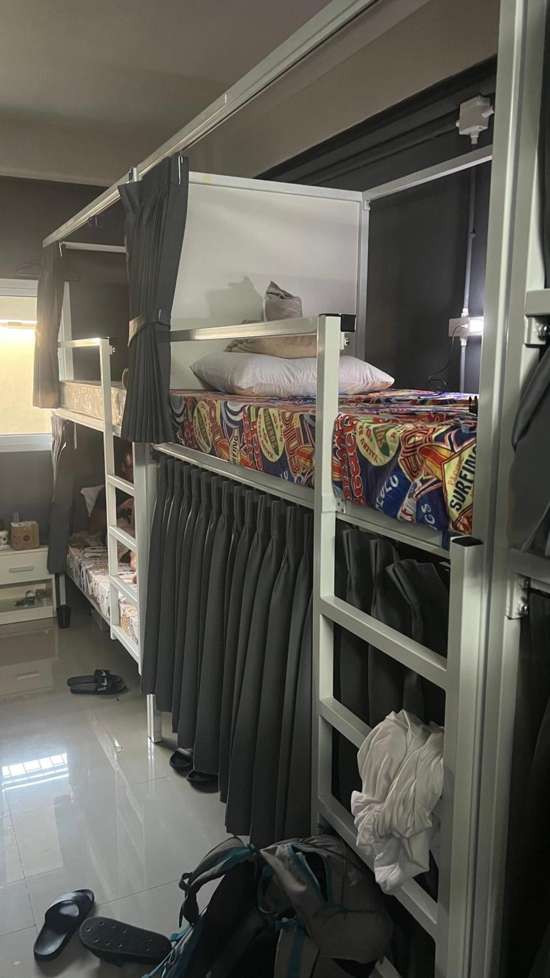 W District Hostel Бангкок Экстерьер фото
